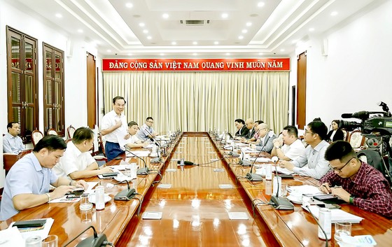 Bí thư Thành ủy TPHCM Nguyễn Văn Nên trong buổi gặp gỡ và làm việc mới đây với lãnh đạo hai đội bóng của TPHCM.  Ảnh: DŨNG PHƯƠNG