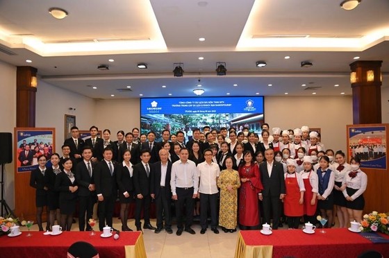  Phó Thủ tướng Vũ Đức Đam thăm và làm việc tại Trường Trung cấp Du lịch và Khách sạn Saigontourist  ảnh 2