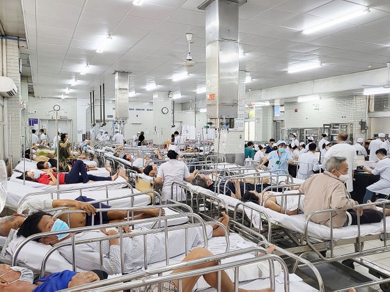 Áp lực bệnh viện quá tải ảnh 1