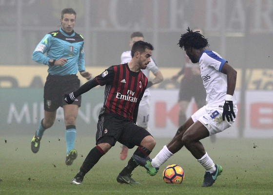 Suso (AC Milan) đi bóng qua Franck Kessie (Atalanta)