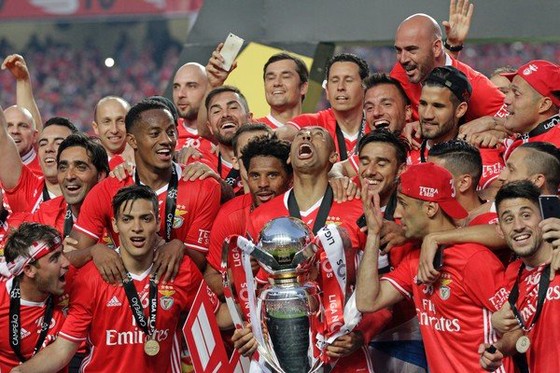 Benfica nâng cao cúp vô địch lần thứ tư liên tiếp