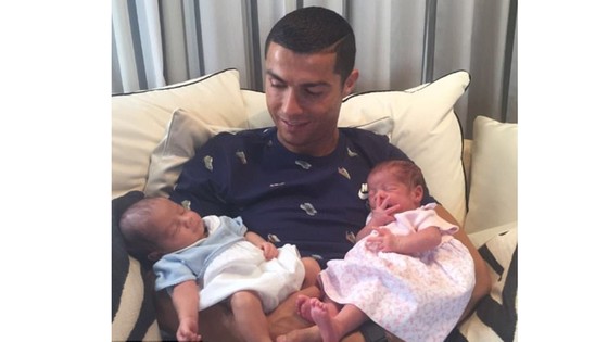 Ronaldo hạnh phúc bên cặp song sinh. 