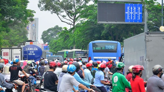 Kẹt xe kinh hoàng ở cửa ngõ sân bay Tân Sơn Nhất ảnh 19