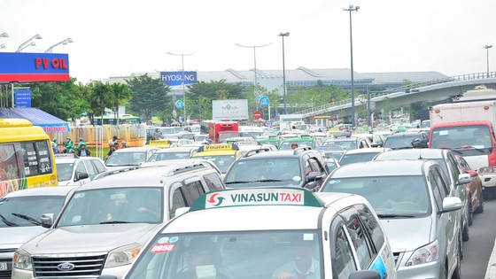 Kẹt xe kinh hoàng ở cửa ngõ sân bay Tân Sơn Nhất ảnh 17