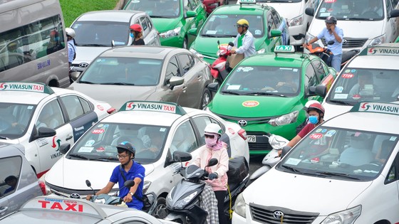 Kẹt xe kinh hoàng ở cửa ngõ sân bay Tân Sơn Nhất ảnh 10