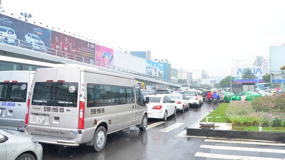 Kẹt xe kinh hoàng ở cửa ngõ sân bay Tân Sơn Nhất ảnh 13