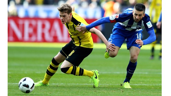  Với lợi thế sân nhà, Dortmund (trái) sẽ không bỏ qua cơ hội giành trọn 3 điểm trước Hertha Berlin .