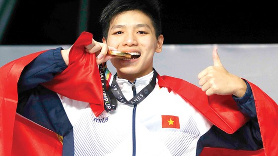 Kình ngư 15 tuổi Nguyễn Hữu Kim Sơn phá kỷ lục 400m  cá nhân hỗn hợp ngay lần đầu tham dự SEA Games. Ảnh: DŨNG PHƯƠNG