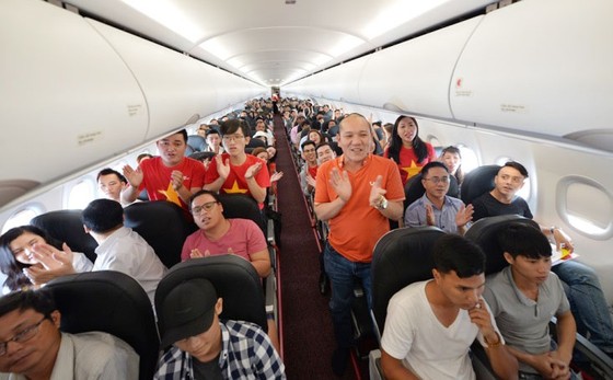 Mừng tết độc lập, khách Vietjet được nhận quà và cùng hát acapella ảnh 5