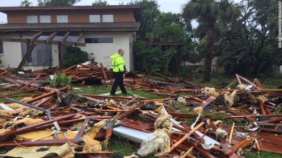 Bão Irma quét qua, các thành phố lớn bang Florida chìm trong nước biển ảnh 7