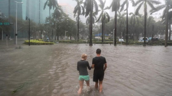 Bão Irma quét qua, các thành phố lớn bang Florida chìm trong nước biển ảnh 16