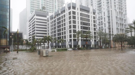 Bão Irma quét qua, các thành phố lớn bang Florida chìm trong nước biển ảnh 17