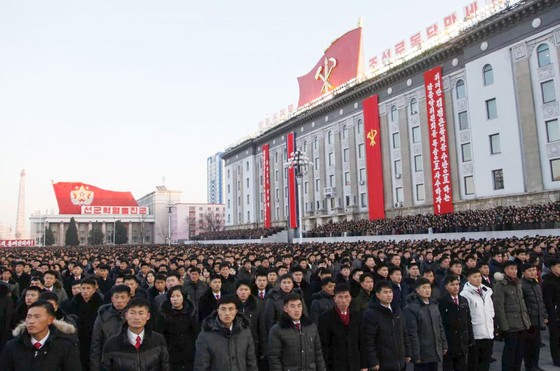 Vụ phóng tên lửa của Triều Tiên: Dân chúng Triều Tiên tuần hành mừng sự kiện "hoàn thiện kho vũ khí hạt nhân" ảnh 3