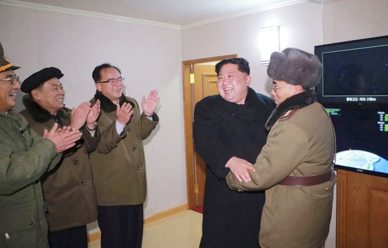 Vụ phóng tên lửa của Triều Tiên: Dân chúng Triều Tiên tuần hành mừng sự kiện "hoàn thiện kho vũ khí hạt nhân" ảnh 5