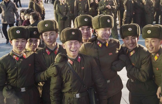Vụ phóng tên lửa của Triều Tiên: Dân chúng Triều Tiên tuần hành mừng sự kiện "hoàn thiện kho vũ khí hạt nhân" ảnh 4