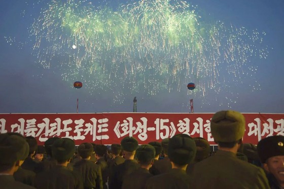 Vụ phóng tên lửa của Triều Tiên: Dân chúng Triều Tiên tuần hành mừng sự kiện "hoàn thiện kho vũ khí hạt nhân" ảnh 2