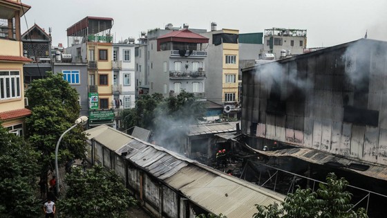 Cháy lớn thiêu rụi chợ Quang ở Thanh Trì, Hà Nội ảnh 2