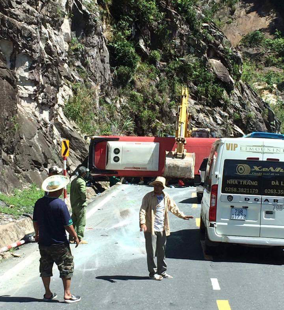 Xe khách đâm vào vách núi đèo Khánh Lê, 2 người tử vong, hàng chục người bị thương  ảnh 1