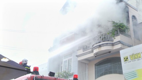 Cháy nhà 3 tầng ở trung tâm TP Phan Thiết, 4 người thoát nạn ảnh 1