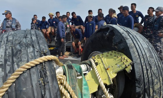 Vụ máy bay Lion Air rơi tại Indonesia: Phát hiện thân và động cơ máy bay, một thợ lặn thiệt mạng ảnh 1