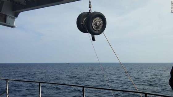 Vụ máy bay Lion Air rơi tại Indonesia: Phát hiện thân và động cơ máy bay, một thợ lặn thiệt mạng ảnh 3