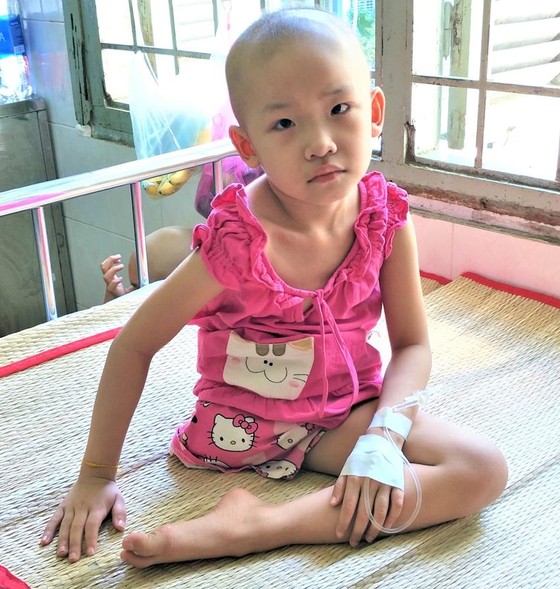 Bé gái 6 tuổi mất chân vì ung thư xương ảnh 1