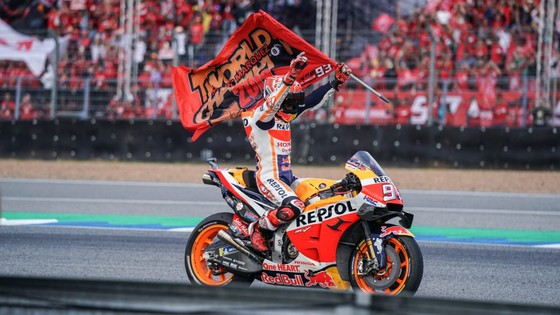 Tay đua Marc Marquez của đội Repsol Honda Team bảo toàn ngôi vị đô địch Giải MotoGP ảnh 2