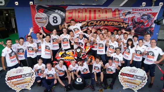 Tay đua Marc Marquez của đội Repsol Honda Team bảo toàn ngôi vị đô địch Giải MotoGP ảnh 6