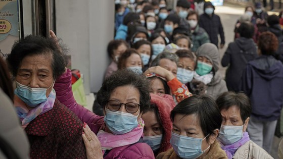 Dịch bệnh viêm phổi do virus corona: Virus có thể lây từ người sang người trong vòng 15 phút ảnh 2