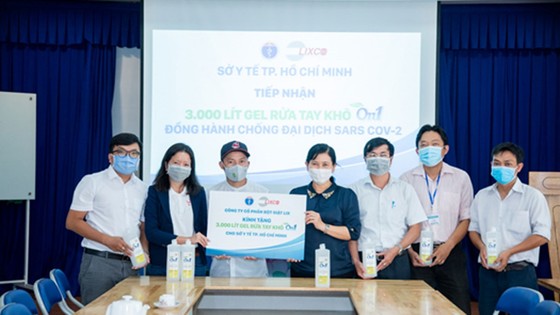 Chung tay cùng cộng đồng chống dịch Covid-19: Lixco tặng 3.000l gel rửa tay khô cho sở Y tế TPHCM ảnh 1