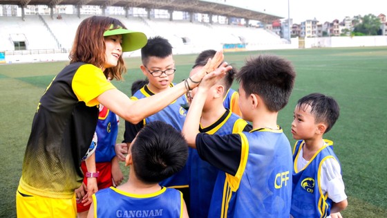 Quả bóng vàng nữ Việt Nam 2008 Ngọc Châm  luôn đồng hành cùng các học trò ở Trung tâm CFF. Ảnh: P.NGUYỄN