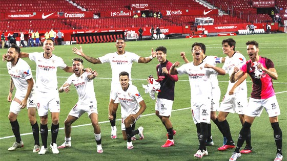 Các cầu thủ Sevilla giành chiến thắng  trong trận đấu sớm nhất của La Liga ngày trở lại 