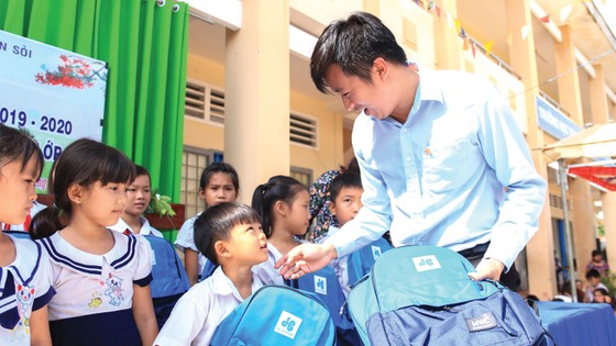 Hòa Bình trao quà tặng cho bộ đội biên phòng và học sinh vùng biên ảnh 1