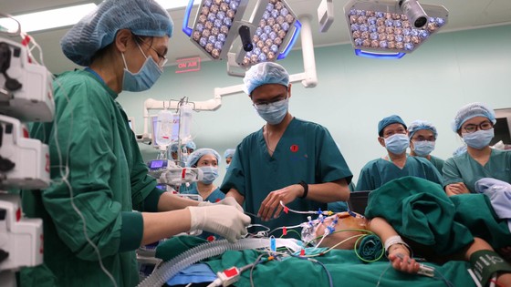 Trúc Nhi - Diệu Nhi được đưa ra khỏi phòng mổ ảnh 15