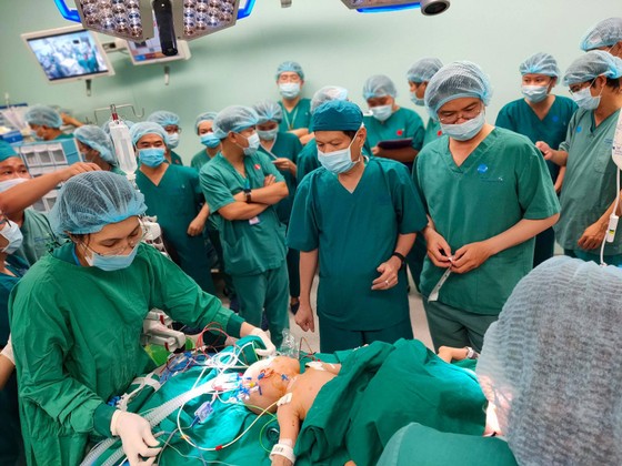 Trúc Nhi - Diệu Nhi được đưa ra khỏi phòng mổ ảnh 19