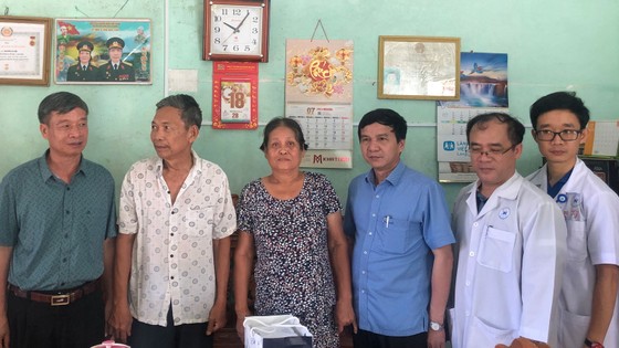 Khám chữa bệnh, tặng quà cho gia đình chính sách tại Lâm Đồng ảnh 3