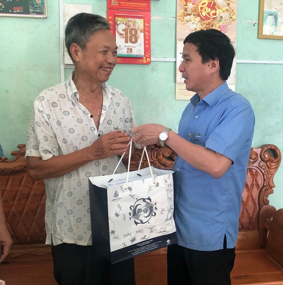 Khám chữa bệnh, tặng quà cho gia đình chính sách tại Lâm Đồng ảnh 2