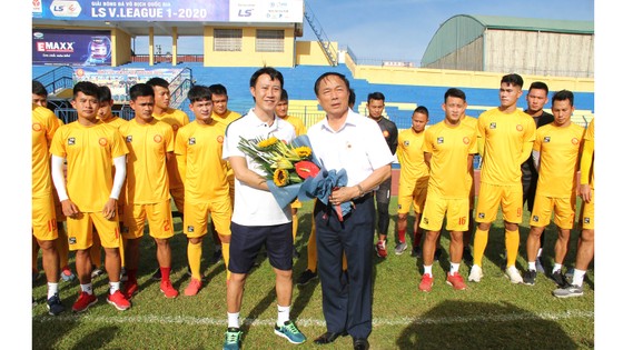Ông bầu Nguyễn Văn Đệ chào đón HLV Nguyễn Thành Công về dẫn dắt CLB Thanh Hóa ở mùa bóng 2020. Ảnh: PHƯƠNG MINH