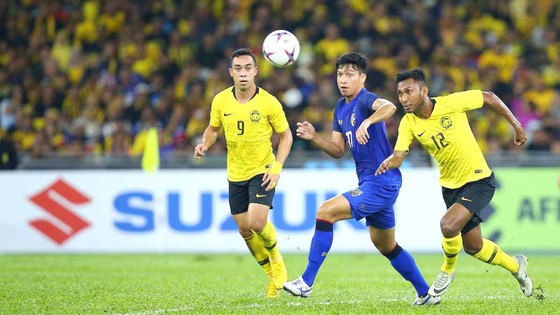 Bóng đá Malaysia và Thái Lan (giữa)  trong một trận đấu