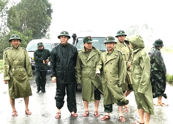 Phó Thủ tướng Trịnh Đình Dũng chỉ đạo công tác cứu hộ tại thủy điện Rào Trăng 3 ảnh 3