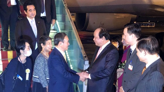Thủ tướng Nhật Bản Suga Yoshihide đã tới Hà Nội, bắt đầu chuyến thăm chính thức Việt Nam ảnh 2
