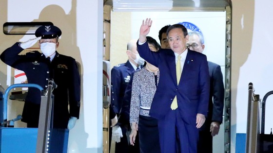 Thủ tướng Nhật Bản Suga Yoshihide đã tới Hà Nội, bắt đầu chuyến thăm chính thức Việt Nam ảnh 1