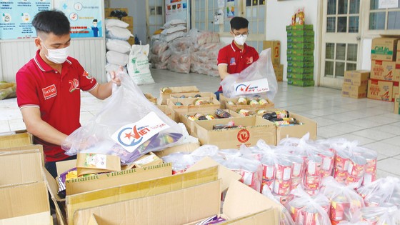 Dốc lực đưa nhu yếu phẩm đến người dân ảnh 1