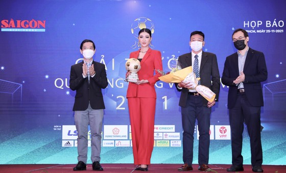 Họp báo Giải thưởng Quả bóng vàng Việt Nam 2021: 'Vắng mặt' 3 hạng mục trao giải trong điều lệ ảnh 1
