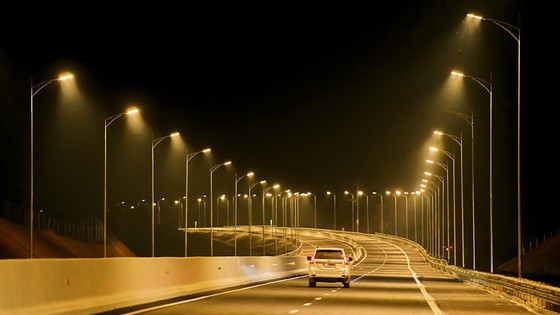 Sắp khánh thành cao tốc Vân Đồn – Móng Cái có hệ thống chiếu sáng hiện đại nhất Việt Nam ảnh 3