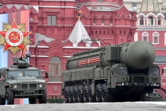 Tên lửa đạn đạo liên lục địa (ICBM) RS-24 được phát triển dựa trên công nghệ của dòng ICBM di động RS-21M2 Topol-M. RS-24 có khả năng mang theo 4 đầu đạn hạt nhân tự dẫn với sức công phá mỗi đầu đạn tương đương 300 Kilotone (300.000 tấn TNT). Ảnh: RIA.