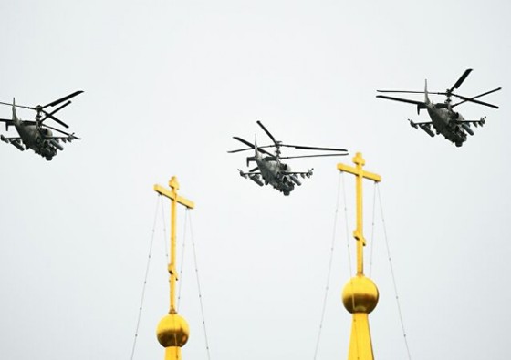 Trực thăng tấn công Ka-52 Alligator là 1 trực thăng quân sự 2 chỗ ngồi. Nó có thể được trang bị vũ khí hiện đại và nhiều loại bao gồm súng 2A42-30mm và 460 viên đạn, rocket không điều khiển 80mm và các loại tên lửa không đối không tầm nhiệt. Ảnh: Sputnik