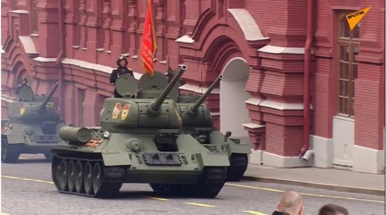 Dẫn đầu đại diện cho hơn 190 đơn vị cơ giới của Quân đội Nga là lữ đoàn T-34. T-34 từng được xem là “xương sống” trong lực lượng thiết giáp của Liên Xô thời Thế chiến II. Ảnh: Sputnik.