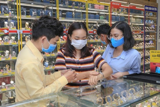 Thế giới Di động tìm 'cò' để bán điện thoại, điện máy ảnh 1