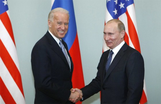 Ông Joe Biden (khi còn là Phó Tổng thống) và ông Vladimir Putin trong một cuộc gặp ở Moscow hồi tháng 3/2011. Ảnh: AP